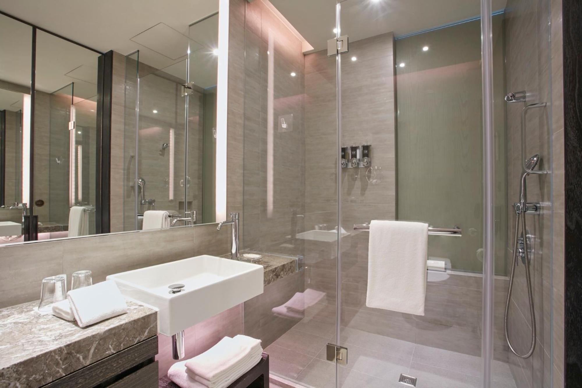 Отель Humble House Taipei, Curio Collection By Hilton Экстерьер фото A bathroom in a hotel
