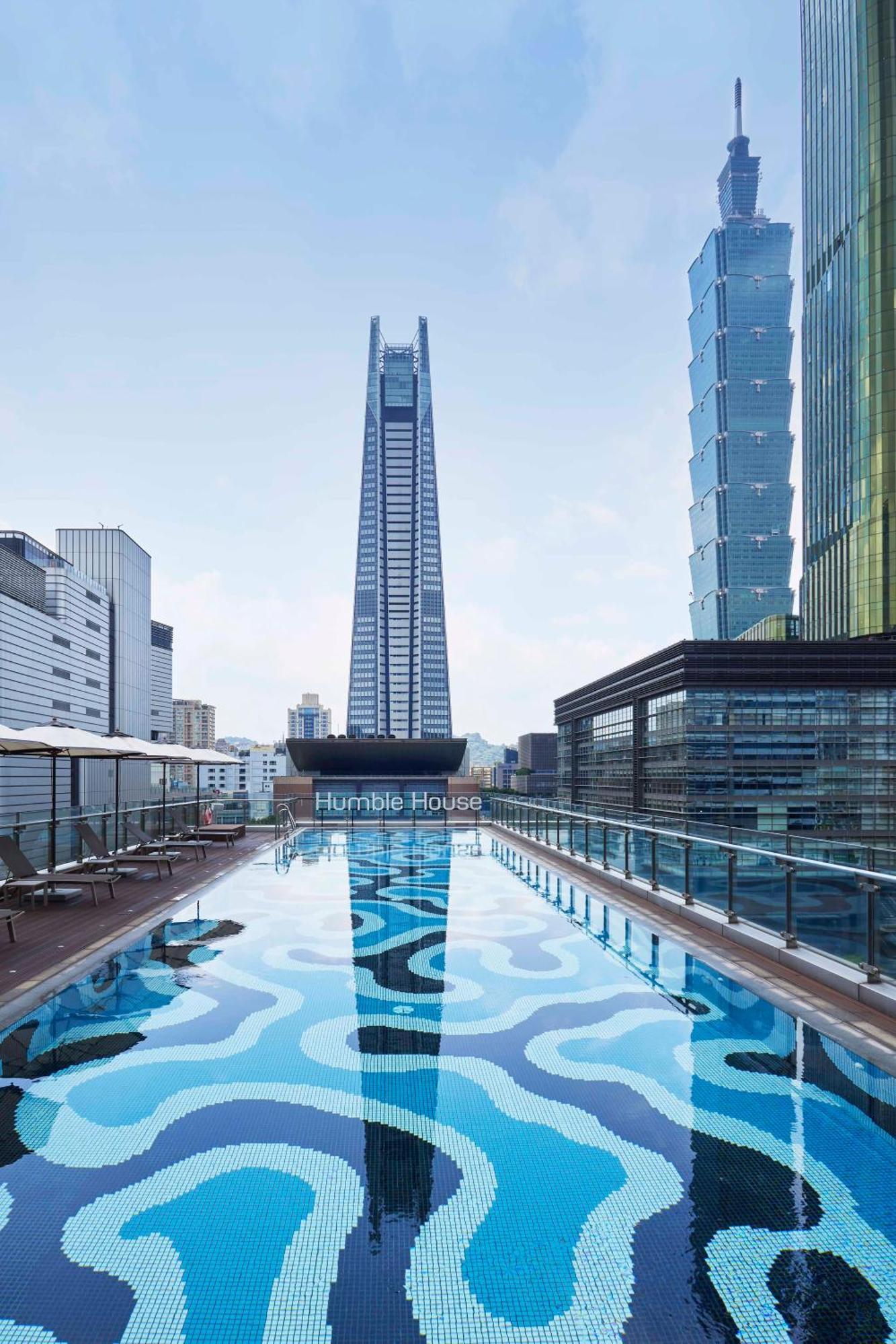 Отель Humble House Taipei, Curio Collection By Hilton Экстерьер фото The swimming pool at the hotel