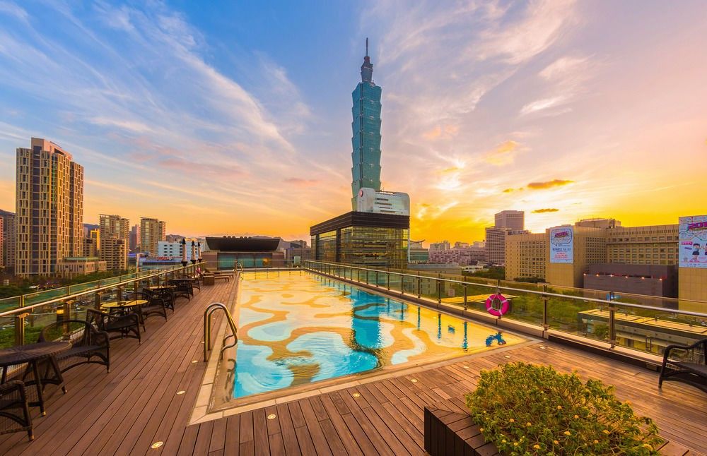 Отель Humble House Taipei, Curio Collection By Hilton Экстерьер фото View of Taipei 101 from the rooftop pool